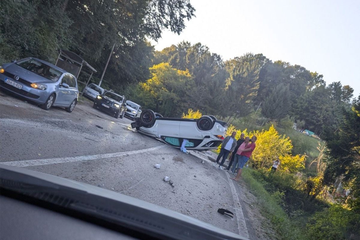 Teška nezgoda u Banjaluci: Automobil završio na krovu