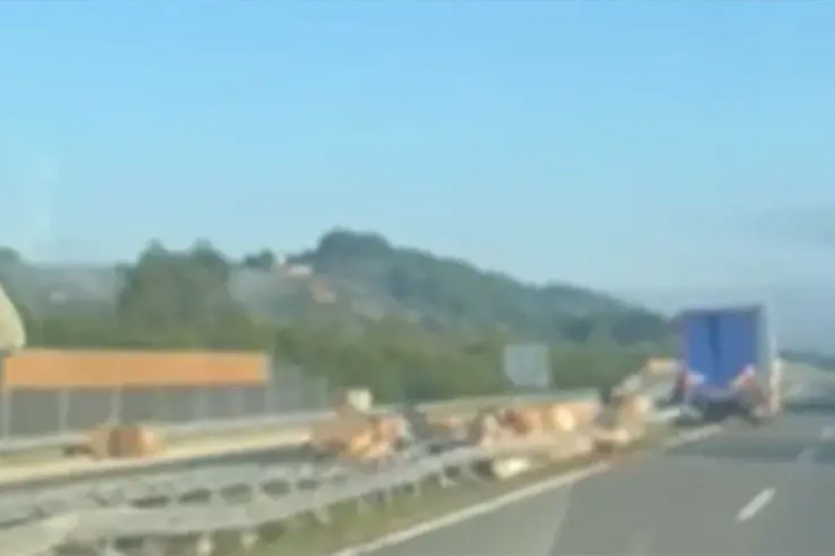 Nezgoda na auto-putu "9. januar": Prosuo se teret iz kamiona (VIDEO)