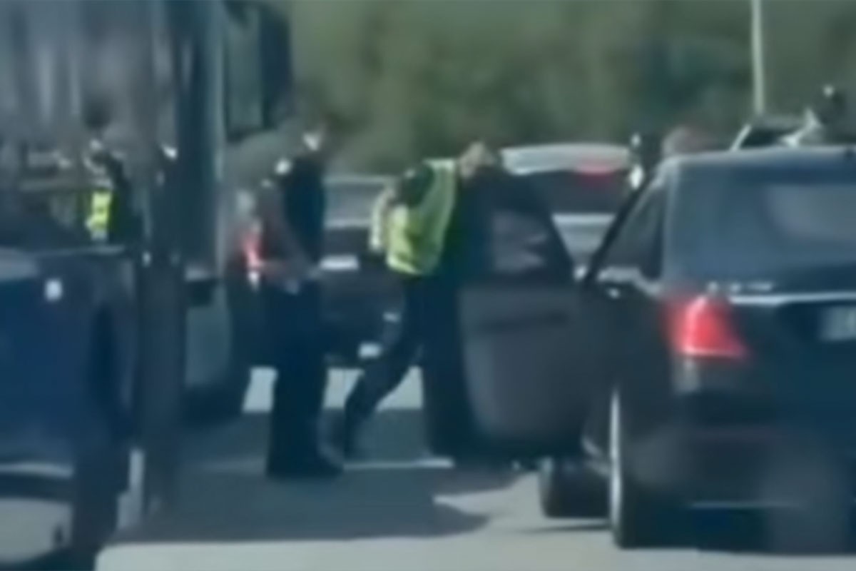 MUP Srbije suspendovao trojicu policajaca: Tukli vozača na auto-putu (VIDEO)
