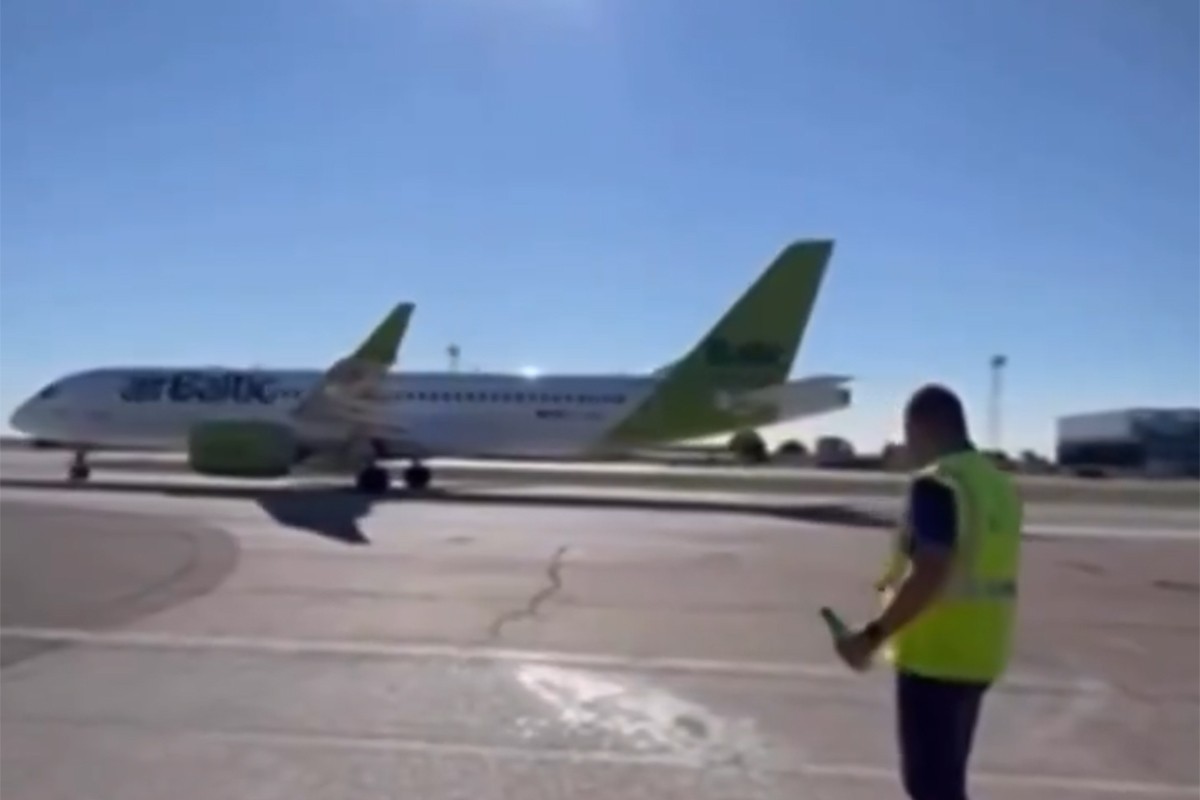 Hit ispraćaj "orlova" na Eurobasket: Radnik aerodroma prosuo vodu i prekrstio se (VIDEO)