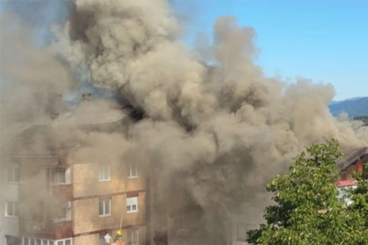 Zgrade u Vlasenici u plamenu (VIDEO)