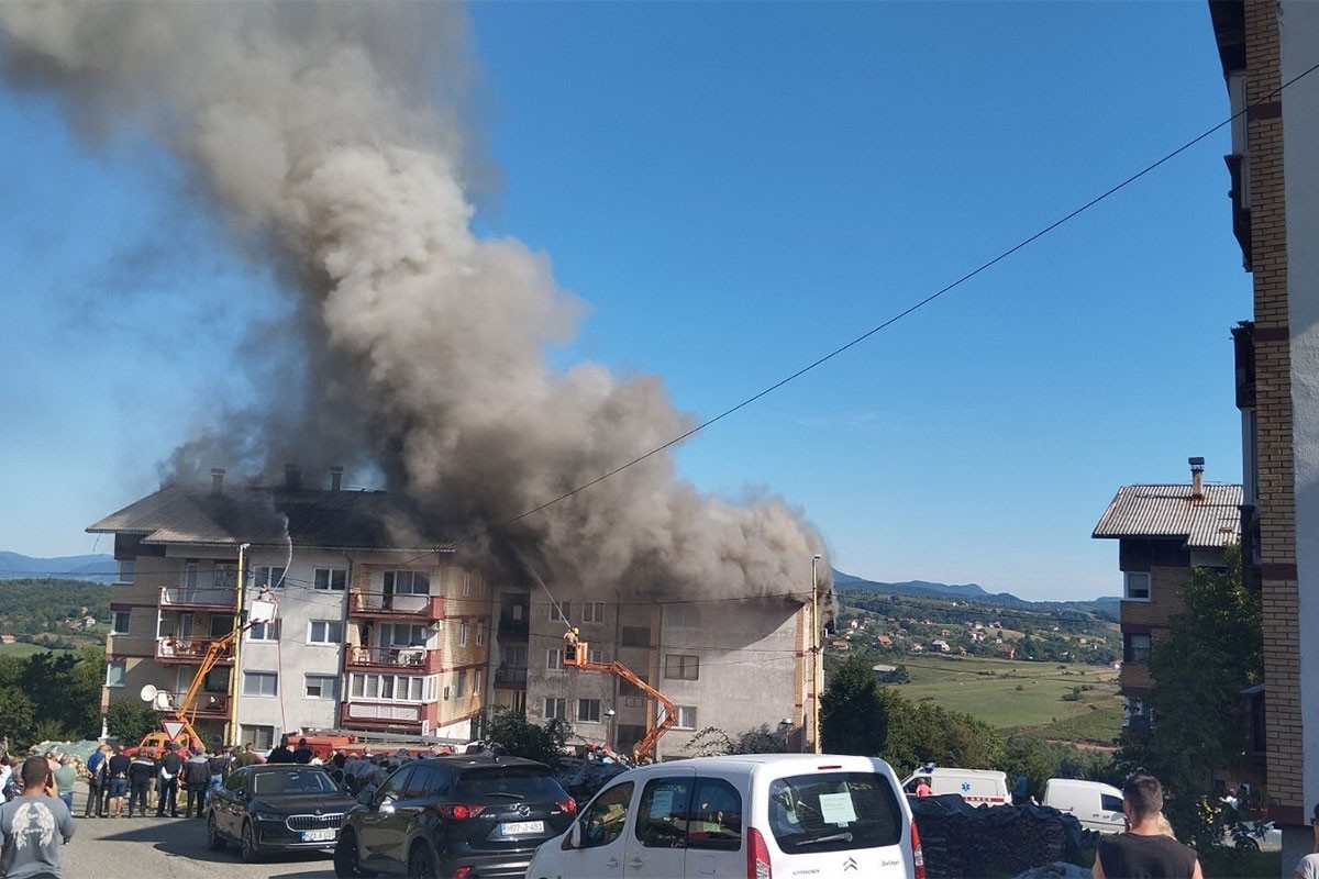 Epilog požara u Vlasenici: Gorjelo osam stanova, upućen tim deminera