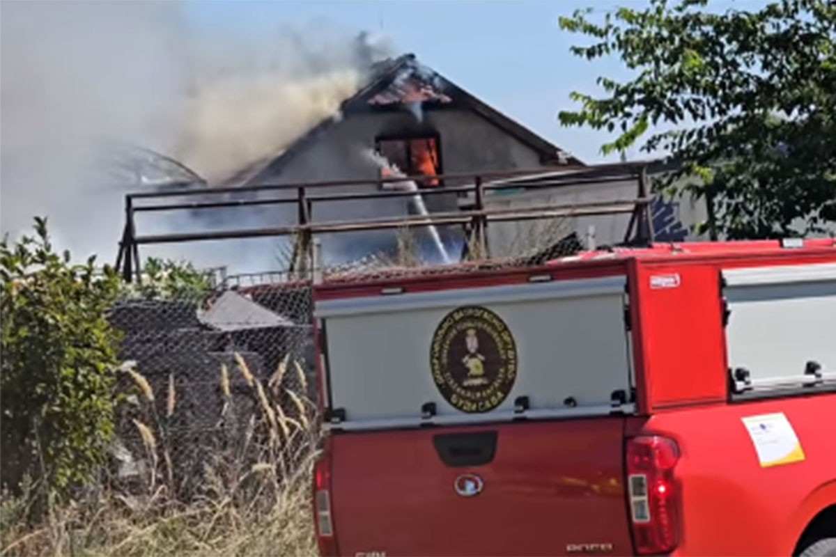 Veliki požar kod Novog Sada: Dim kulja na sve strane, odjekuju detonacije (VIDEO)