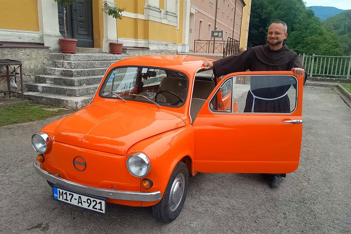 Mario Katušić, gvardijan fojničkog samostana, fićom svuda stiže