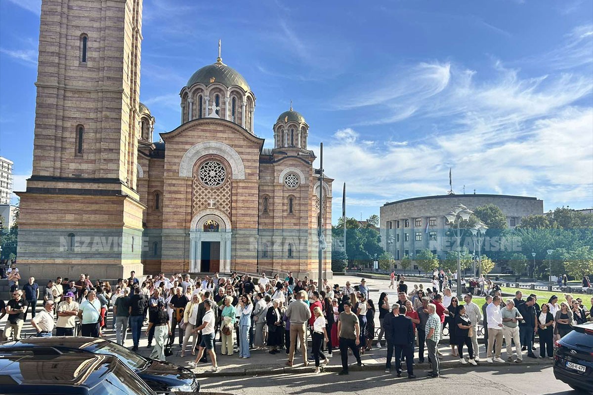 Protest u Banjaluci: Parlament raspravlja o rasvjeti, građani traže vodu i bazen (VIDEO)