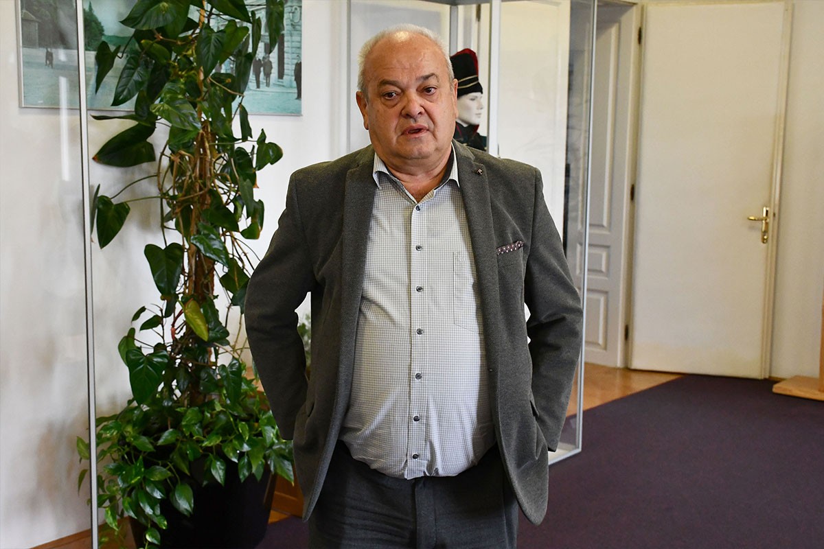 Dvorište gradonačelnika Slavonskog Broda zasuto smećem (FOTO)