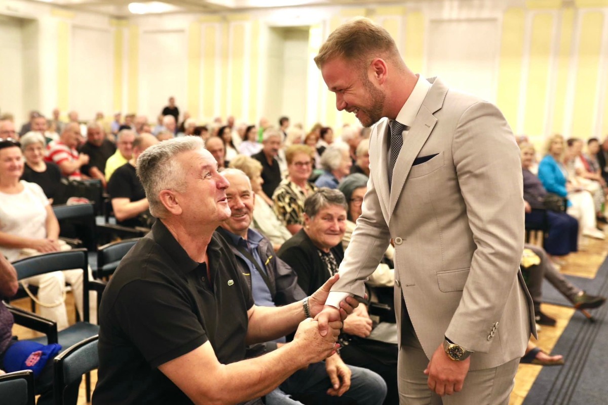 Stanivuković uručio još karata za besplatan javni prevoz