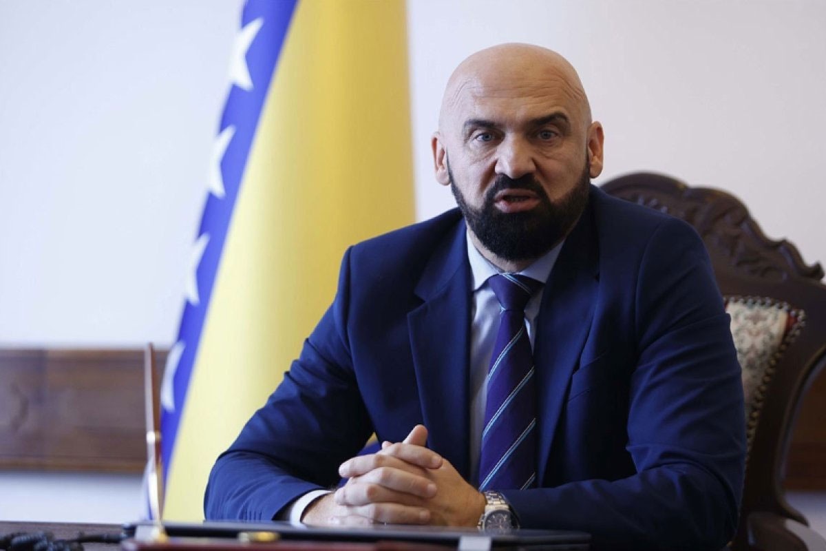 Da li je ovo primjereno? Ramo Isak u reklami za baklavu (VIDEO)