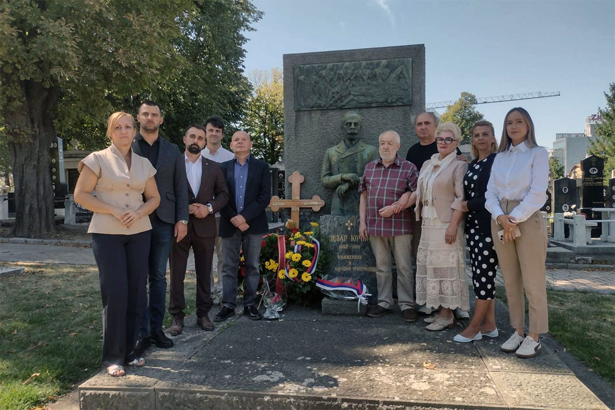 Polaganjem cvijeća na kočićev grob počeo "Kočićev dan u Beogradu"
