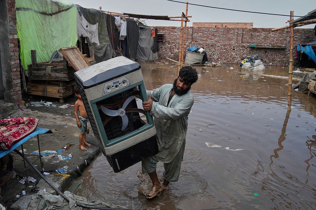 Poplave pogodile 1,2 miliona ljudi i raselile skoro 250.000 na istoku u Pakistanu