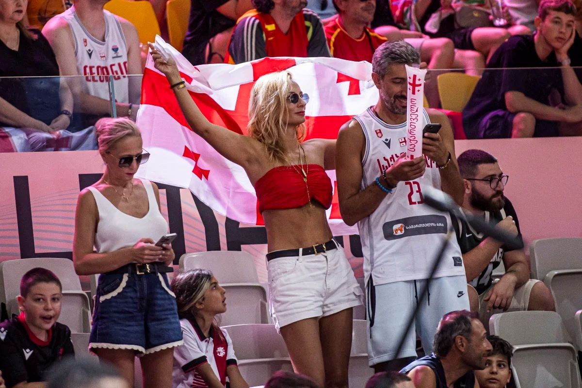 Atraktivna plavuša mamila uzdahe na Eurobasketu