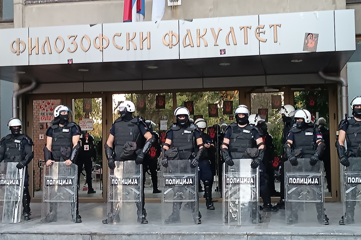 Novi Sad: Protest ispred Filozofskog fakulteta, kordon policije na ulazu (VIDEO)
