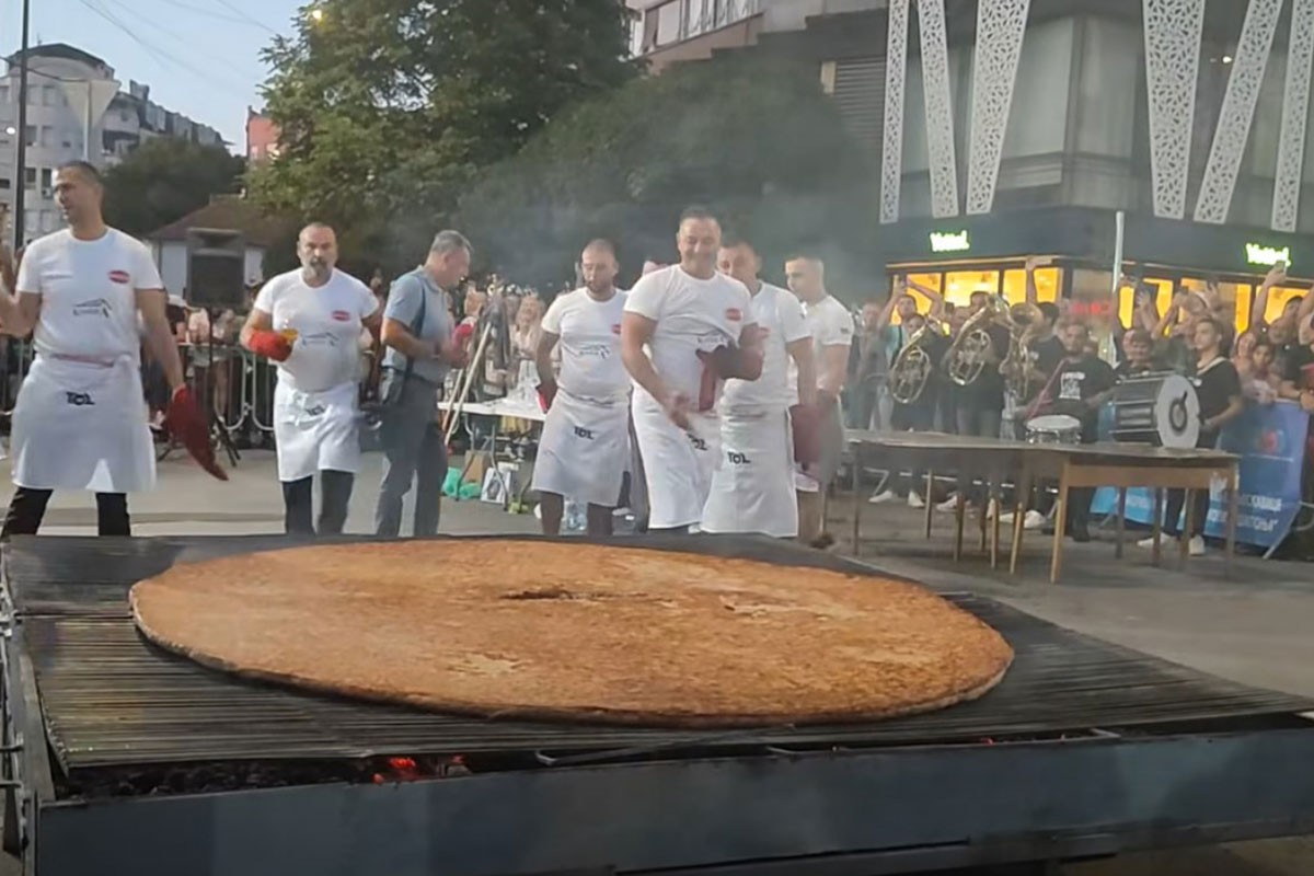 Novi rekord na roštiljadi: Napravili pljeskavicu od 90 kilograma (VIDEO)