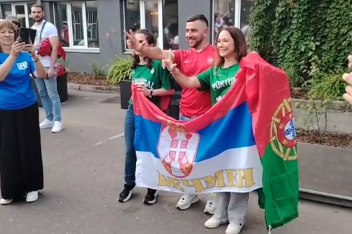 Hit scena u Rigi: Portugalke pozirale sa srpskom zastavom, pa podigle tri prsta