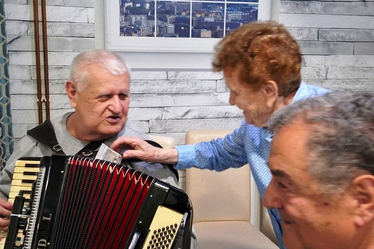 Slijepi muzičar Jovo Jerković svira 24 instrumenta i donosi radost (VIDEO)
