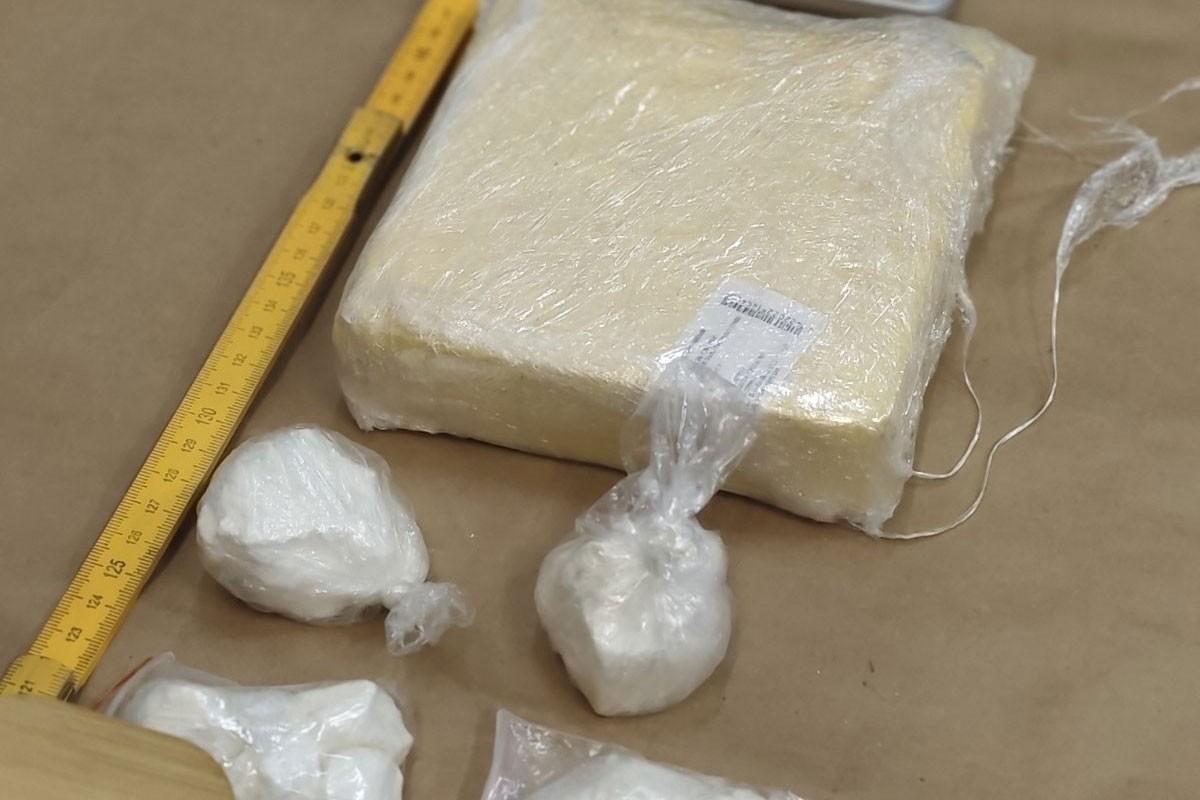 Droga i oružje otkriveni u Sarajevu: Dvojica uhapšena u akciji "Limeni" (FOTO)