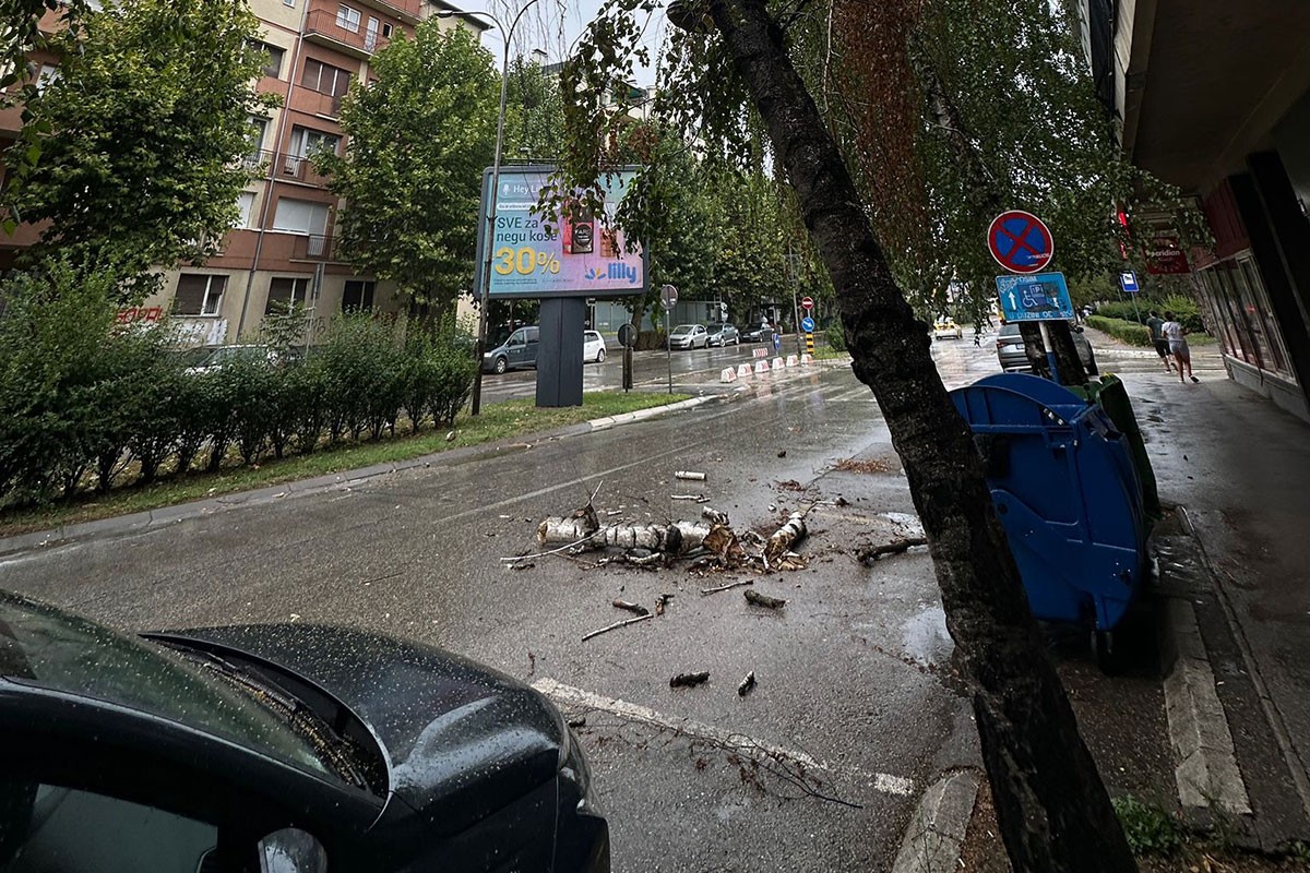 Jako nevrijeme i u Srbiji: Olujni vjetar rušio stabla i krovove (VIDEO)
