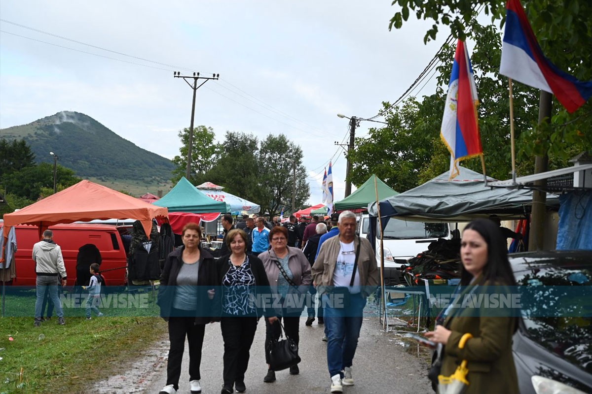 “Kočićev zbor”: Brojni građani na Manjači uprkos lošem vremenu (FOTO)