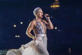 Pink pijucka vino dok prima infuziju (FOTO)