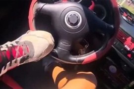 Uhapšen muškarac koji je automobil vozio nogom (VIDEO)