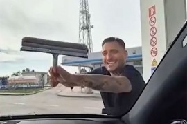 Darko Lazić zasukao rukave i oprao šoferšajbnu na pumpi: Dobio 10 ...