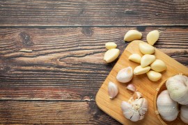 Način kako sjeckate bijeli luk mijenja njegov ukus