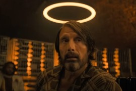 Mads Mikelsen lovi čudovišta u "Dust Bunny" (VIDEO)