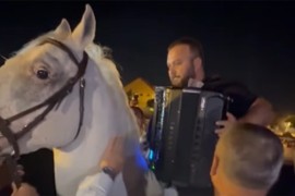 Borko kao Ćana: Ona je pjevala iz kamiona, on svira na konju (VIDEO)