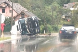 Prevrnula se cisterna na ulazu u Miliće, prosuo se benzin