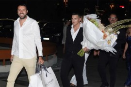 Ko je mladić sa ogromnim buketom cvijeća na rođendanu kćerke Saše ...