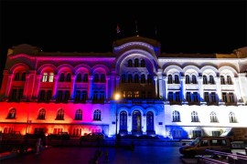Gradska uprava Banjaluka svijetli u bojama srpske trobojke