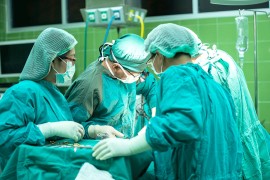 Banjalučki doktor objavio fotografiju: Iz kapka odstranjen crv od 6 cm ...