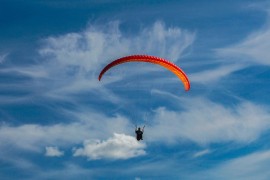 Povrijeđen paraglajderista, prilikom slijetanja udario u kamion