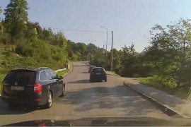 Novi slučaj rizične vožnje u BiH: Preticao vozila pred krivinom