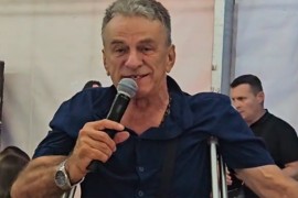 Poznati pjevač na štakama pjeva na šabačkom vašaru (VIDEO)