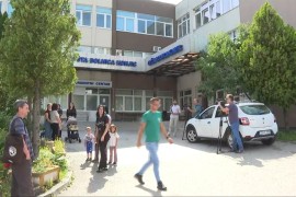 Samo šest osoba na protestu u Konjicu: Roditelji preminulog dječaka ...