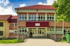Škola u Bosanskom Petrovcu se oprašta od stradalog učenika ...
