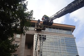 Detalji intervencije u Banjaluci: Vatrogasci spasili muškarca iz korpe ...