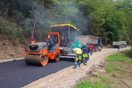 Suza radosnica u Staroj Rijeci: Asfalt stiže nakon 30 godina borbe