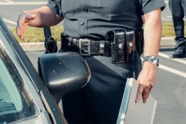 Policajci zaustavili auto koji krši zakon, nisu imali kome da napišu ...