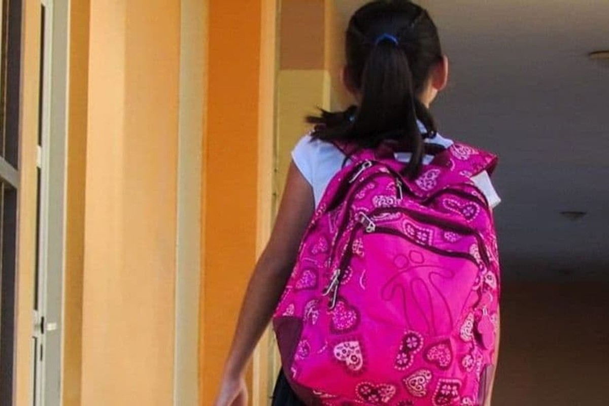 Koliko bi trebalo da bude teška đačka torba i zašto nisu preporučljive one na točkiće