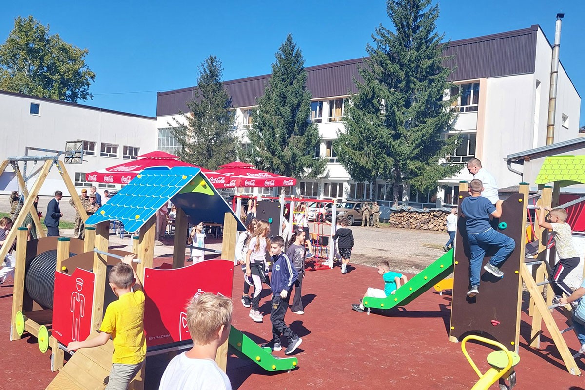 Slovenci uložili 13.000 evra u novu igraonicu u Sanskom Mostu