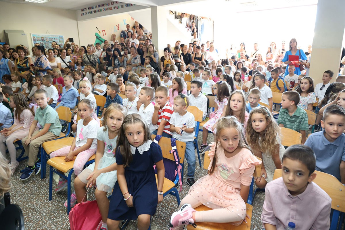 Učenici sjeli u klupe, pred njima put znanja, prijateljstva i uspjeha