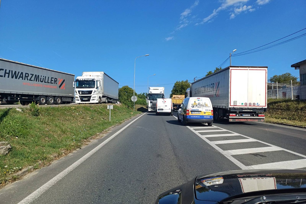 Kolaps u Banjaluci: Vozačima za par stotina metara treba 40 minuta (VIDEO)