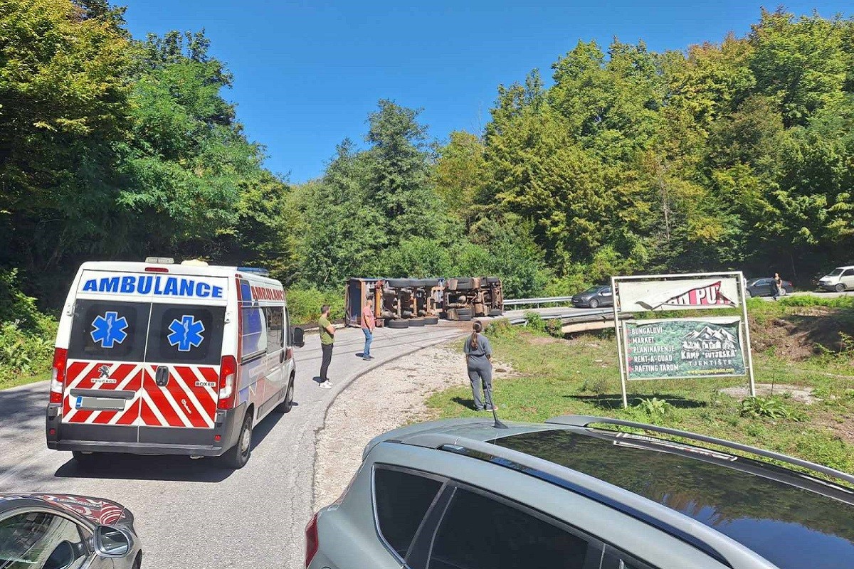 Prevrnuo se kamion kod Foče, poginuo vozač