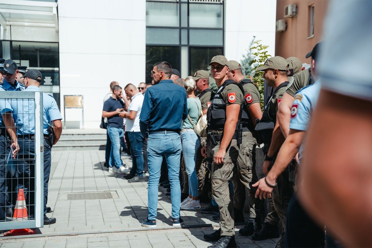 Policija ispred Osnovnog suda u Banjaluci: Čekaju odluku za Joviće (FOTO)