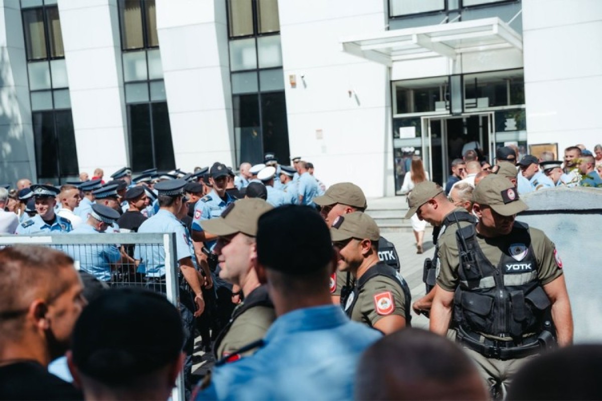 Nakon brutalnog  napada na policiju u Banjaluci: Mihajlo Jović u pritvoru, ocu mjere zabrane