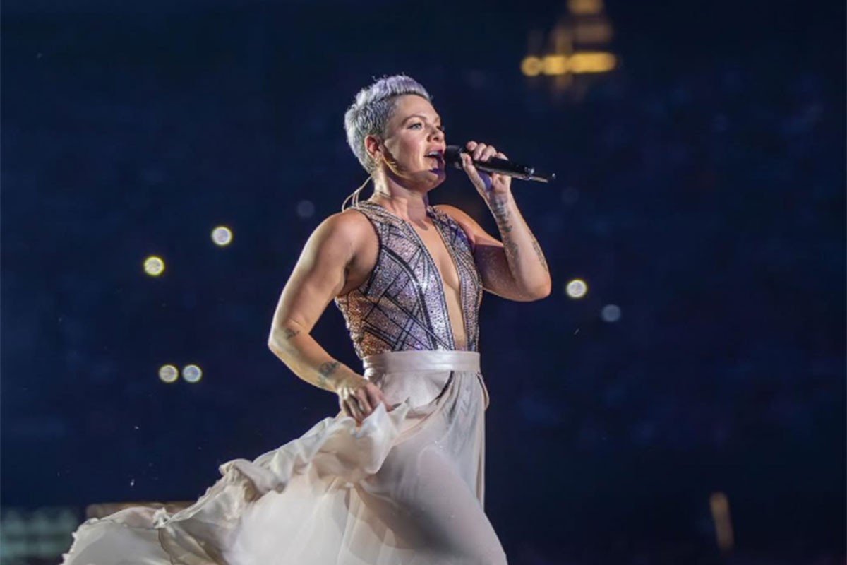 Pink pijucka vino dok prima infuziju (FOTO)