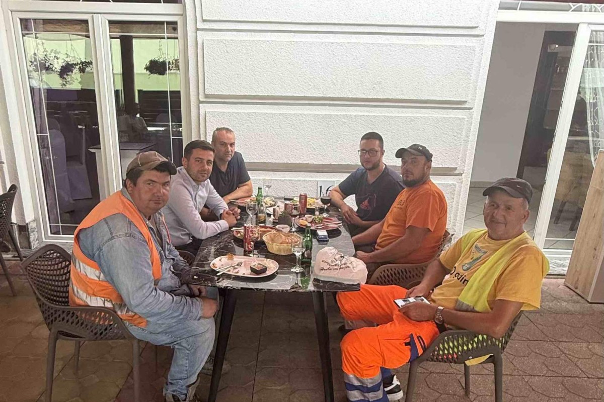 Načelnik Sanskog Mosta častio komunalce ručkom