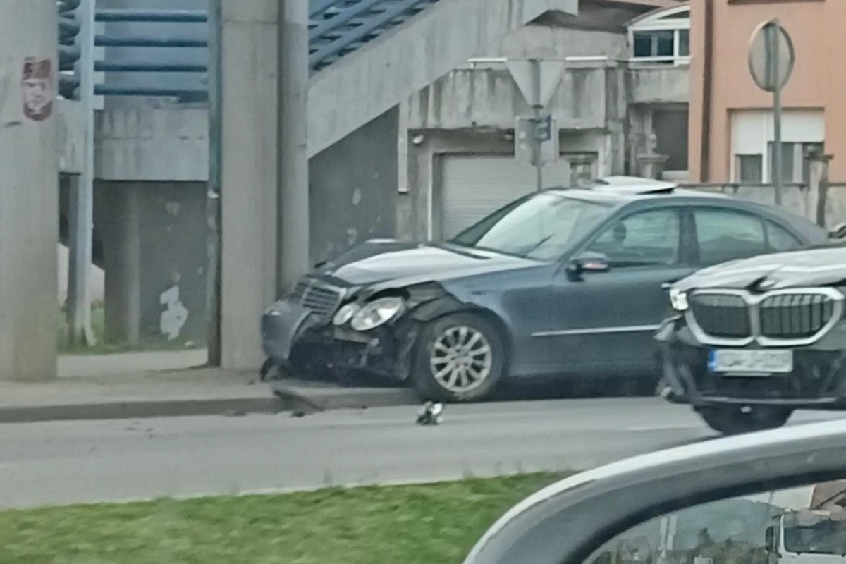 Saobraćajka na tranzitu u Banjaluci: Mercedesom udario u pasarelu